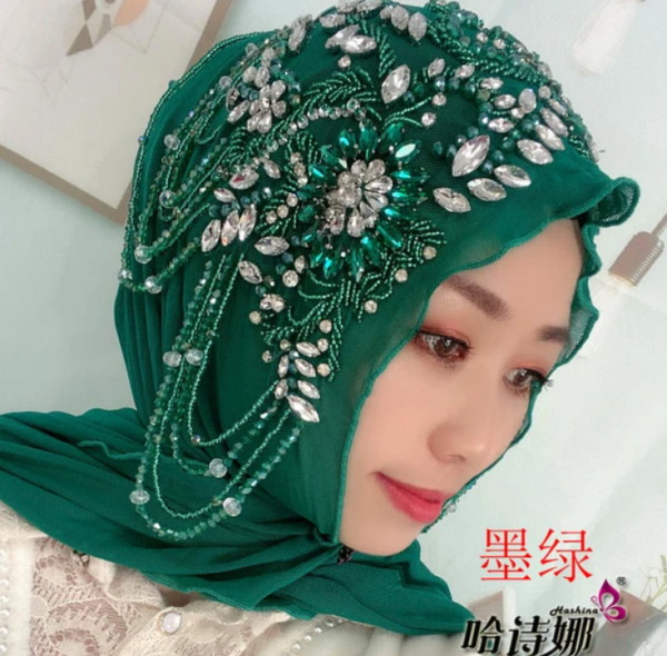 Hijab dengan hiasan berlian